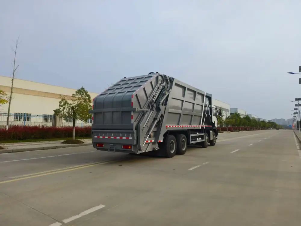 陕汽德龙M3000S前四后八40方压缩式垃圾车实车