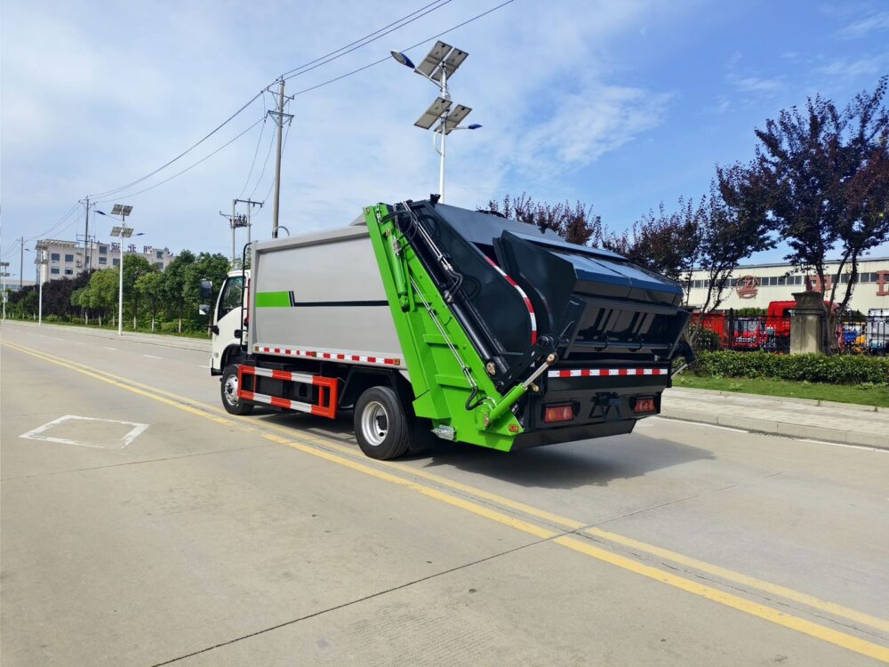 03-dongfeng-tuoxing-11cbm-electric-compactor-truck-rear-left-45 东风拓行11方纯电动压缩式垃圾车