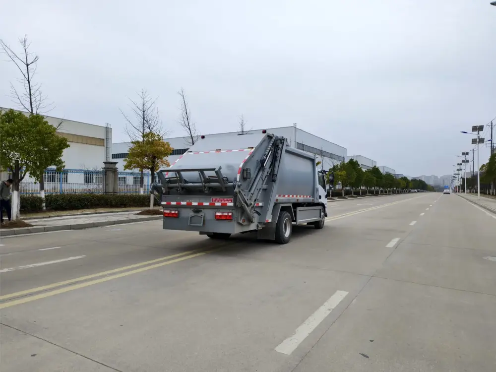 06-chufeng-8-9cbm-electric-compactor-truck-right-rear 楚风8-9方纯电动压缩式垃圾车