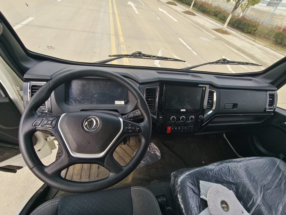 06-dongfeng-tuoxing-11cbm-electric-compactor-truck-cab-interior 东风拓行11方纯电动压缩式垃圾车