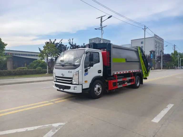 装载机上料能配纯电动压缩垃圾车吗?全落地斗方案采购要点 5 yuejin qilin x300 7 9cbm electric compactor truck front left