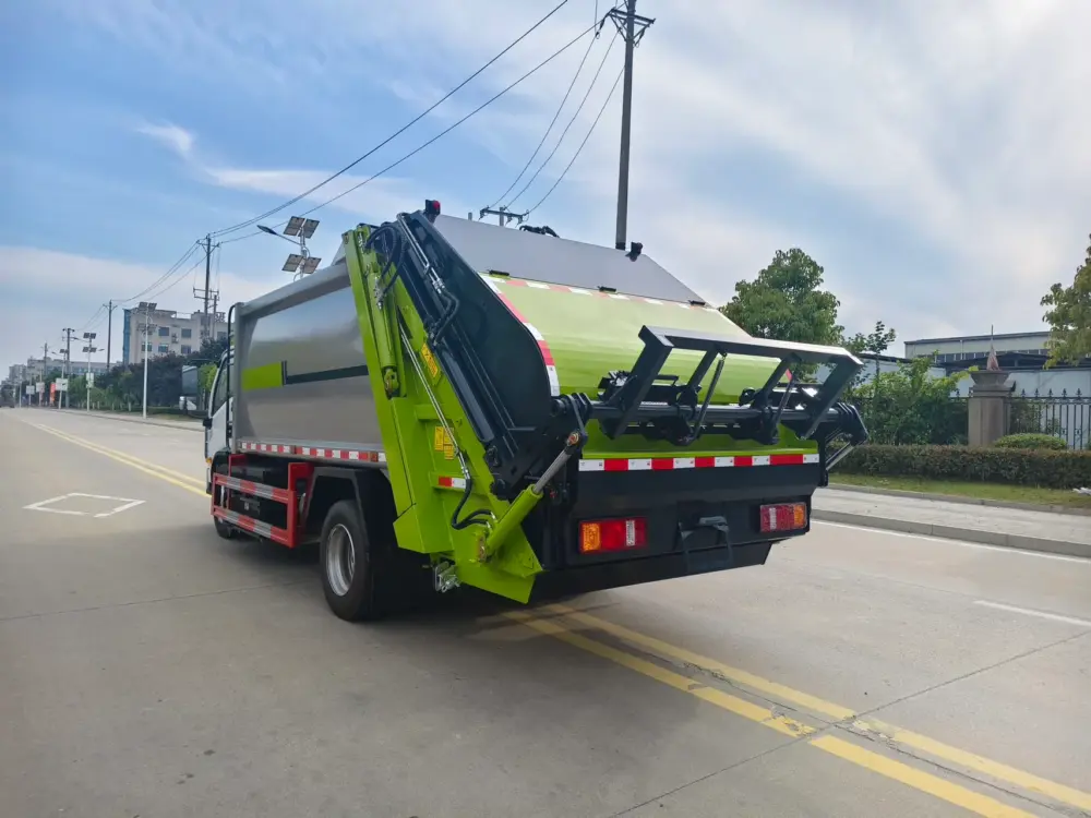 yuejin-qilin-x300-7-9cbm-electric-compactor-truck-rear-right 跃进麒麟X300纯电动8-10方压缩式垃圾车