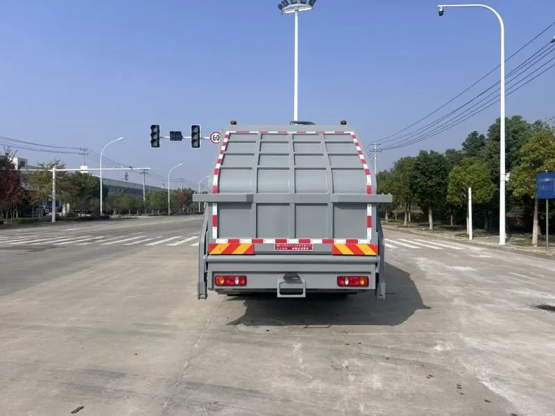东风华神f5-单桥16方-压缩式垃圾车-正后外观 东风华神F5单桥16方压缩式垃圾车