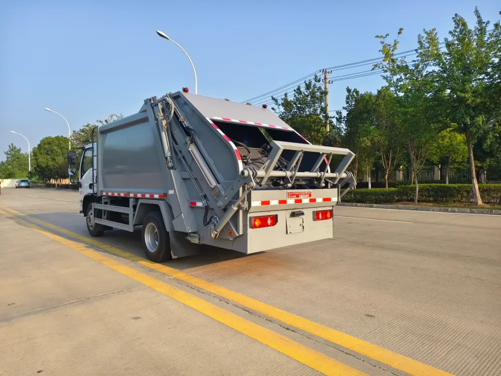 东风华神v3-hzh5080zyse6lh-7方-压缩式垃圾车-后侧45度-01 东风华神V3 7方压缩式垃圾车