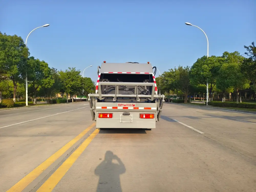 东风华神v3-hzh5080zyse6lh-7方-压缩式垃圾车-正后外观 东风华神V3 7方压缩式垃圾车