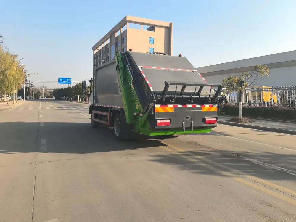 东风多利卡D7星云重载13.5方压缩式垃圾车