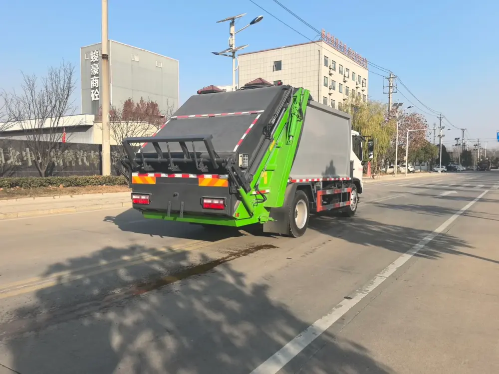 东风多利卡D7星云重载13.5方压缩式垃圾车