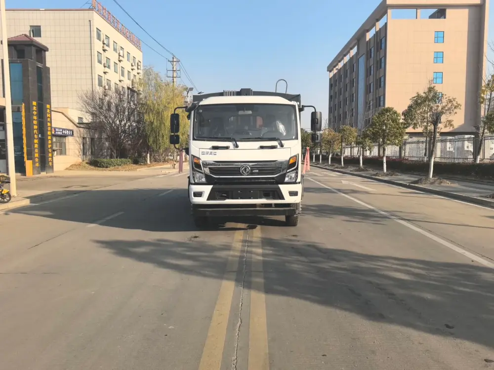 东风多利卡D7星云重载13.5方压缩式垃圾车