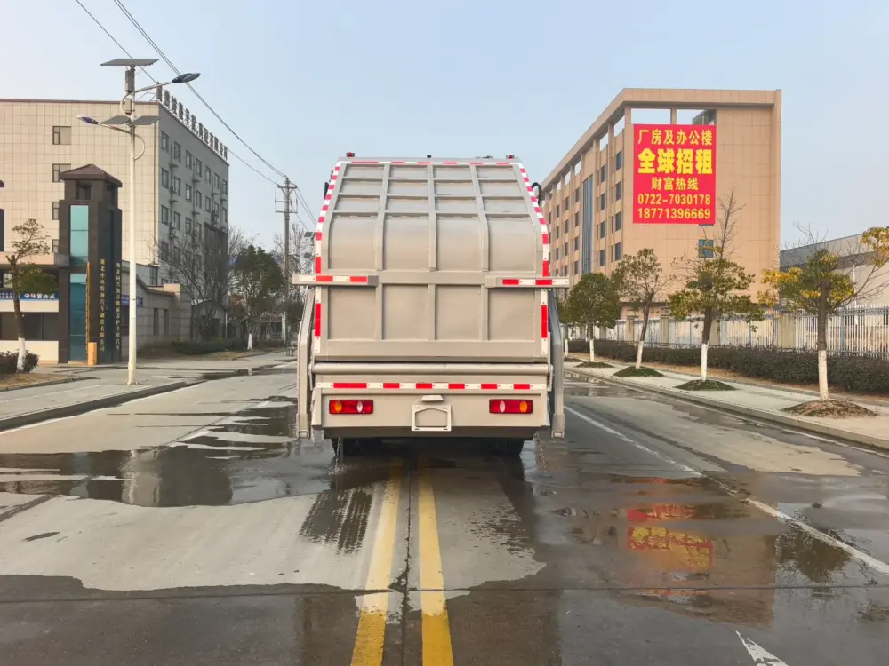 东风新汽d3l-后双桥26-28方-压缩式垃圾车-正后外观 东风新汽D3L后双桥26-28方压缩式垃圾车