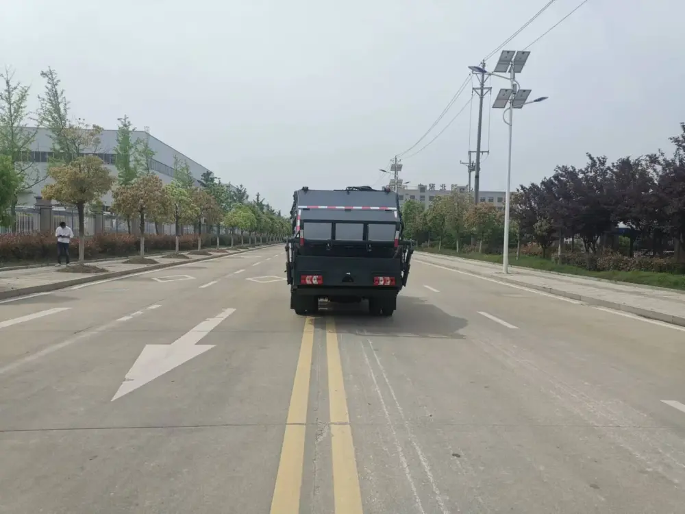 江淮骏铃e3-蓝牌6方-压缩式垃圾车-绿色涂装-正后外观 江淮骏铃E3蓝牌6方压缩式垃圾车