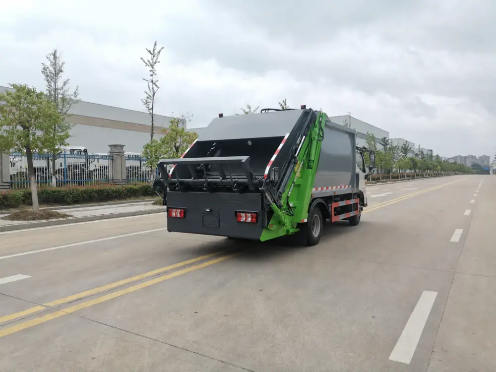 江淮骏铃v5-8方-压缩式垃圾车-后侧45度-01 江淮骏铃V5 8方压缩式垃圾车