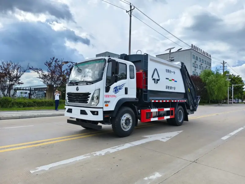 重汽王牌-3900轴距14方-压缩式垃圾车-前侧45度-01 重汽王牌-3900轴距14方-压缩式垃圾车-前侧45度-01