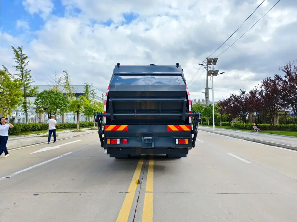 重汽王牌-3900轴距14方-压缩式垃圾车-正后外观 重汽王牌14方压缩式垃圾车