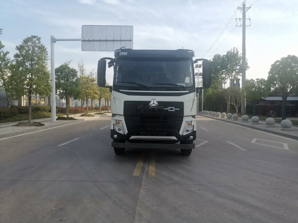 重汽豪沃v5-后双桥20-25方-压缩式垃圾车-正前外观 重汽豪沃V5后双桥20–25方压缩式垃圾车