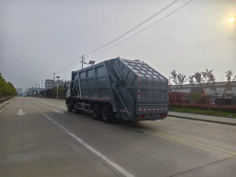 陕汽德龙 前四后八40方 压缩式垃圾车 后侧45度 01