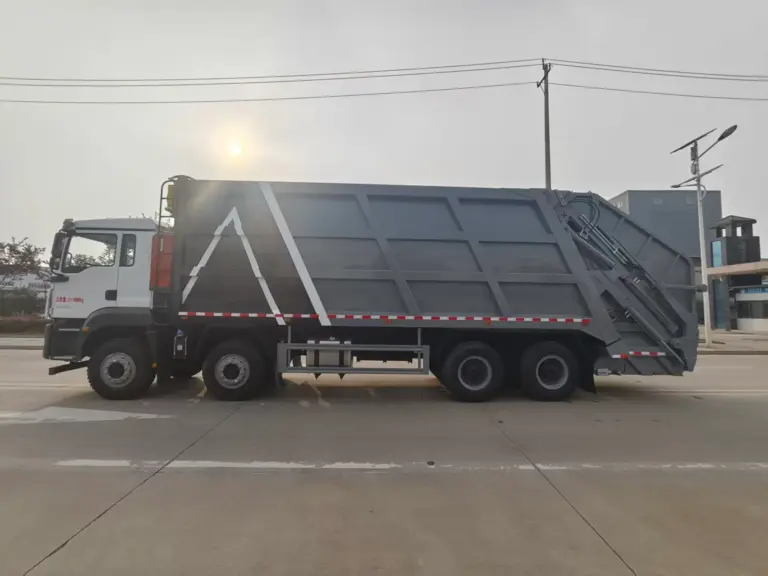 陕汽德龙 前四后八40方 压缩式垃圾车 车身侧面 02