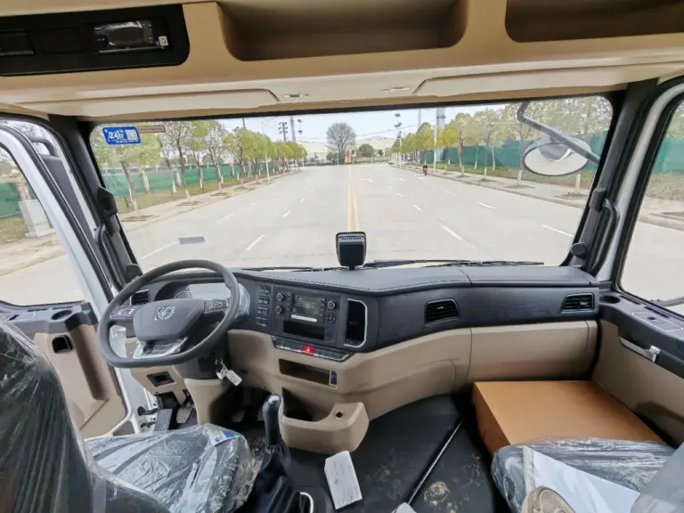 陕汽德龙 前四后八40方 压缩式垃圾车 驾驶室内饰